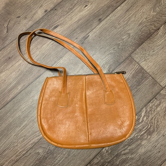 Handbags - 🥑VINTAGE camel colored leather handbag boho
